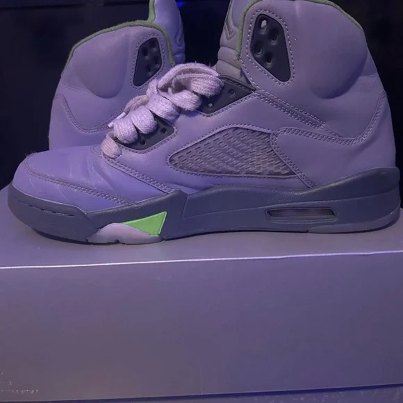 Stylish Gray and Green Sneakers - Picture 2 of 4